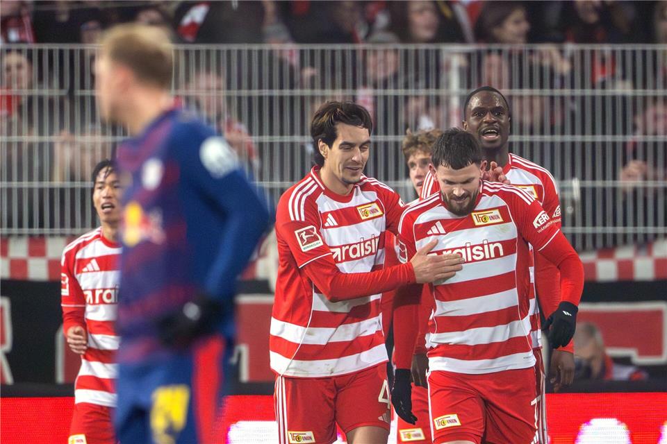 Unions Oliver Burke (r) bejubelt mit seinen Mitspielern sein Tor zum 1:0.Soeren Stache/dpa