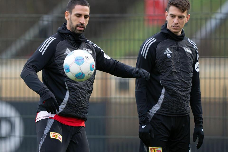 Unions Rani Khedira (l) spielte einst beim FC Augsburg.Soeren Stache/dpa