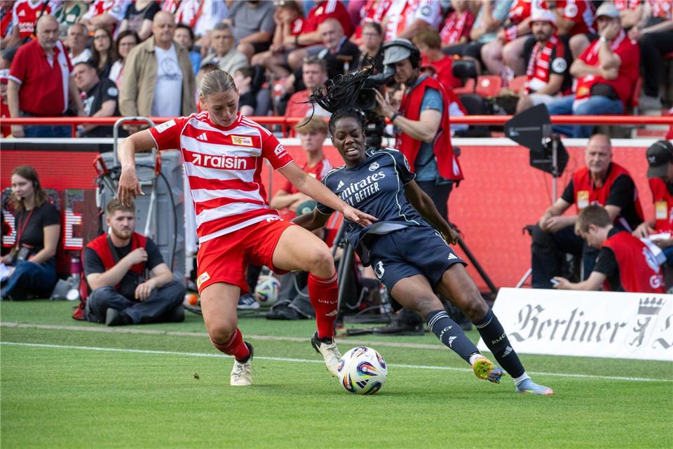 Unions Samantha Steuerwald (l) glich zum zwischenzeitlichen 1:1 gegen Frankfurt aus. (Archivbild)Matthias Koch/dpa
