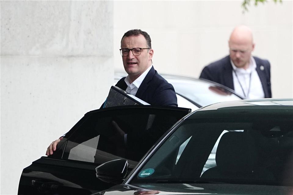 Unionsfraktionschef Jens Spahn (CDU) auf dem Weg ins Kanzleramt: Im Koalitionsausschuss geht es um eine große Themenpalette. Kay Nietfeld/dpa