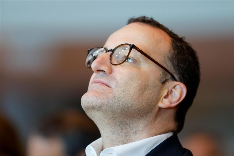 Unionsfraktionschef Jens Spahn gerät unter Druck, weil er mit seinem Mann mit Hilfe einer Leihmutter Nachwuchs bekam. (Archivbild)Thomas Banneyer/dpa