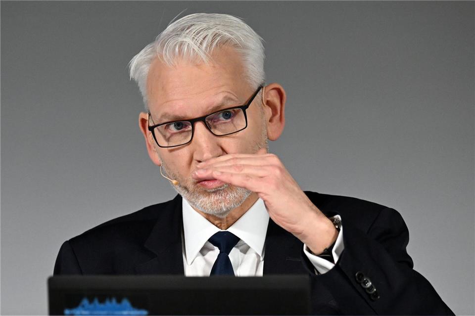 Uniper-Chef Michael Lewis erläutert die Jahresbilanz 2024.Federico Gambarini/dpa