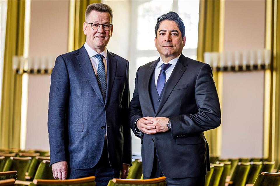 Unirektor Johannes Wessels (r) und Mouhanad Khorchide stehen bei der Präsentation zusammen. Lars Berg/dpa