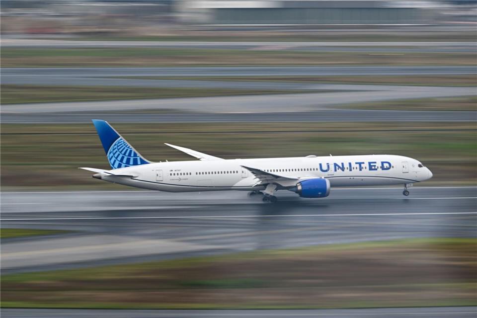 United Airlines muss die Gewinnprognose für dieses Jahr reduzieren. (Archivbild)Arne Dedert/dpa