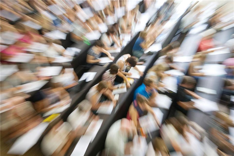 Universitäten und Studentenvertreter befürchten spürbare Folgen der geplanten Kürzungen im NRW-Hochschulbereich.Uwe Anspach/dpa