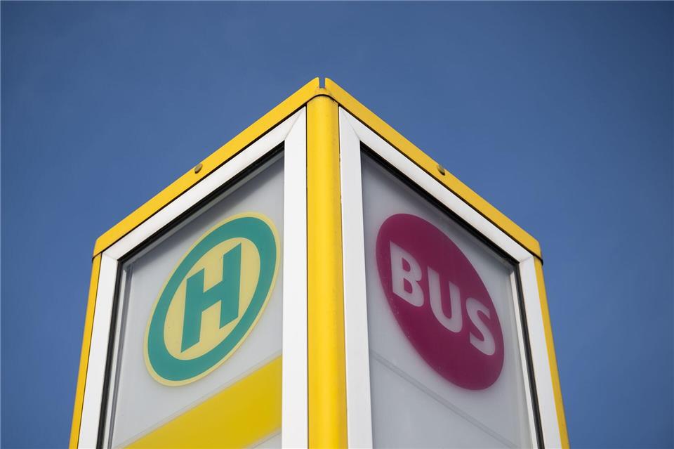 Unklar ist noch, ob es sich beim Angriff an der Haltestelle und der Bedrohung später im Bus um denselben Täter handelt. (Symbolbild)Sebastian Gollnow/dpa