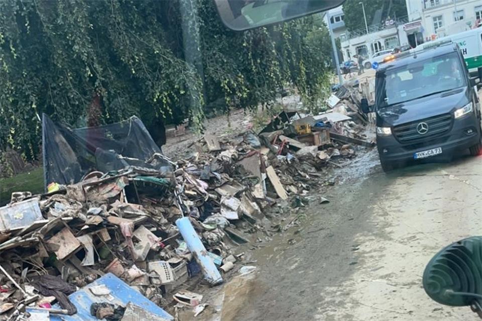 Unmengen von Schutt liegt in Ahrweiler in den Straßen. Christian Sundermann war einer der Landwirte, die rund um die Uhr den zerstörten Hausrat mit ihren Zugmaschinen zu einem Abladeplatz unter einer Autobahnbrücke schafften. 