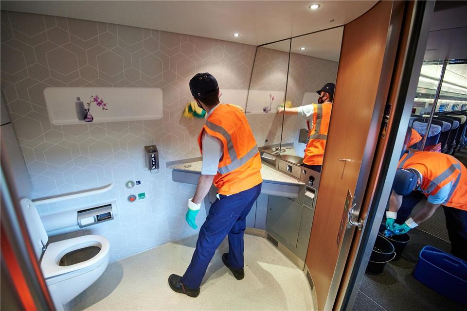 Unpünktliche Züge sind nicht das Einzige, das Fahrgäste stört. (Archivbild)Bernd Thissen/dpa