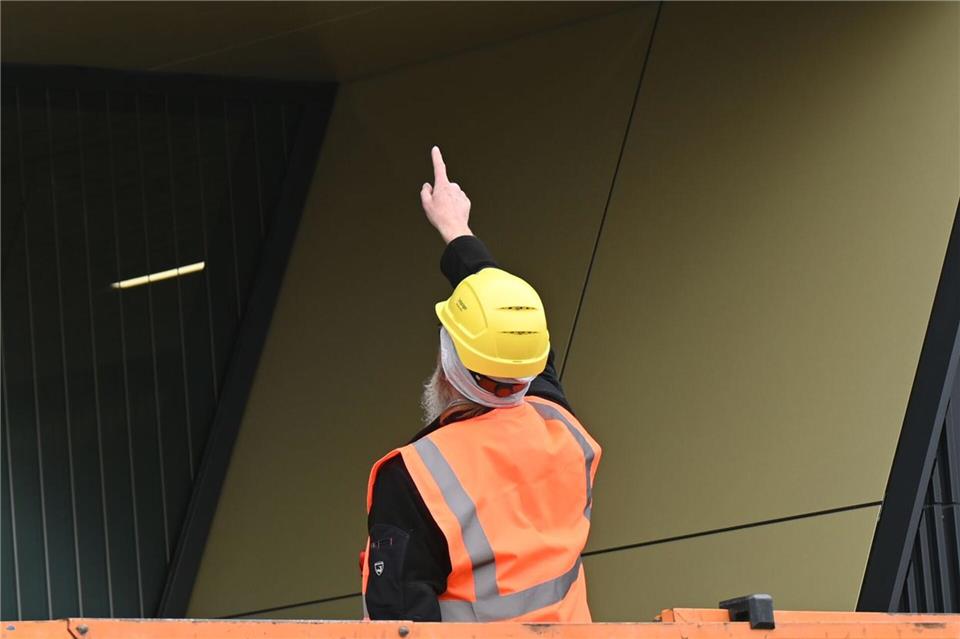 Unregelmäßige Fugen zwischen den Fassadenelementen sollen in den kommenden Wochen ausgebessert werden.David Hammersen/dpa