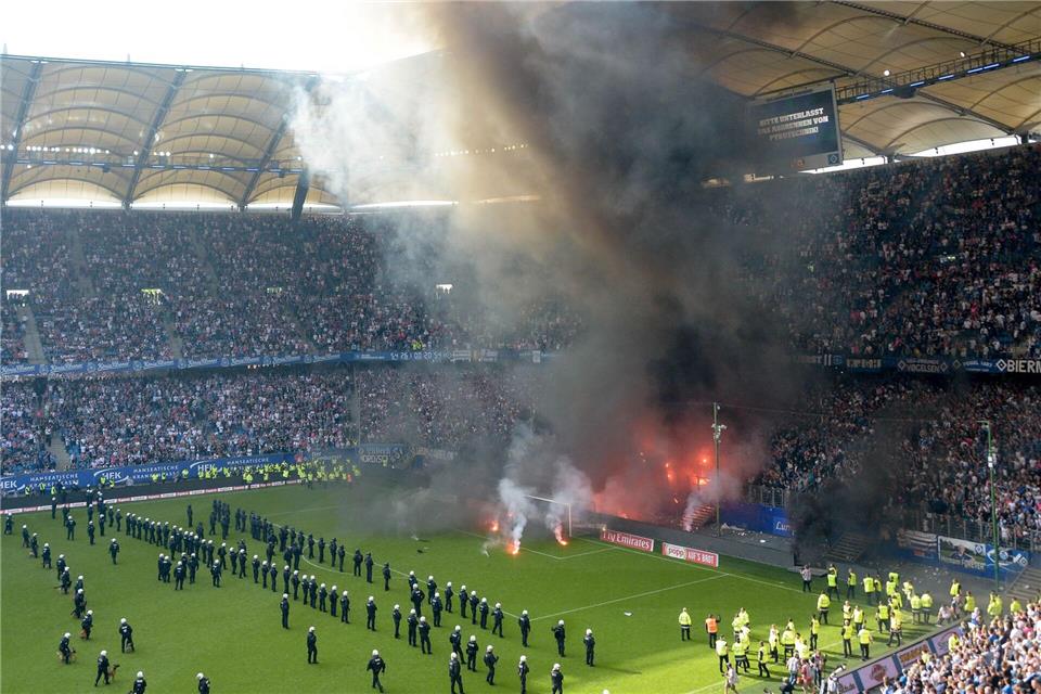 Unrühmliches Ende der Erstklassigkeit: nach dem Spiel des HSV gegen Mönchengladbach.  Axel Heimken/dpa