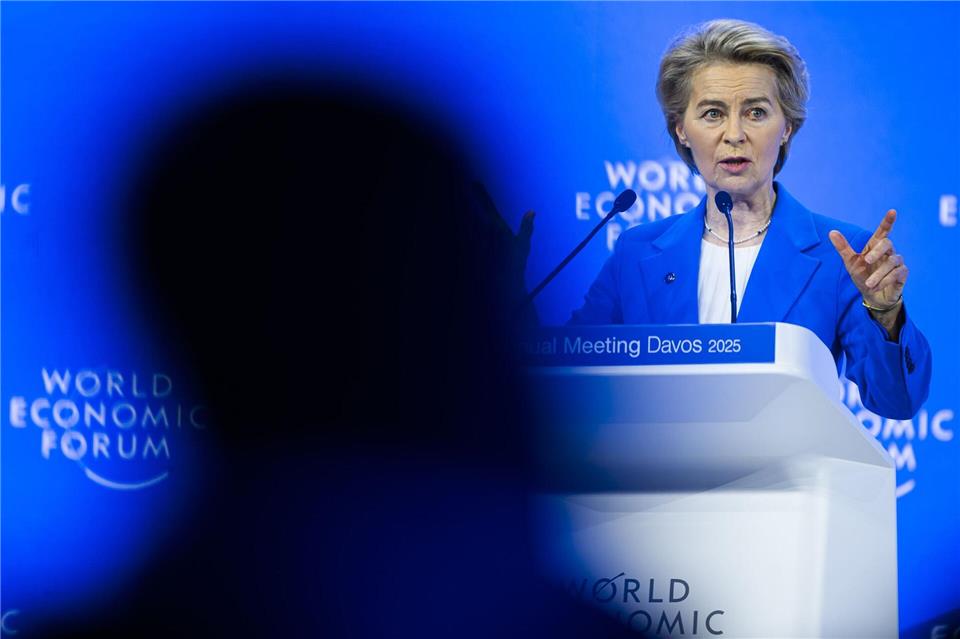 „Uns in eine Abwärtsspirale zu stürzen, würde nur genau den Gegnern helfen, die wir doch beide möglichst von unseren strategischen Interessengebieten fernhalten wollen“, mahnt Kommissionspräsidentin Ursula von der Leyen. (Archivbild)Laurent Gillieron/KEYSTONE/dpa