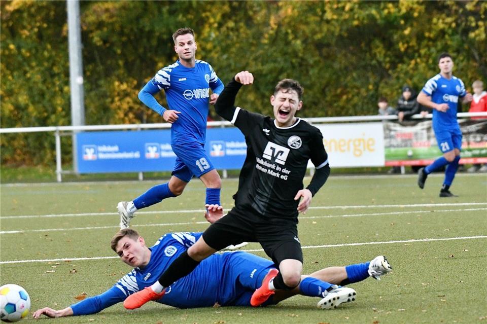 Unsanft gebremst: Luca Knüver wird auf dem Weg zum Tor von Simon Goedereis gestoppt. Beide Teams schenkten sich nichts.