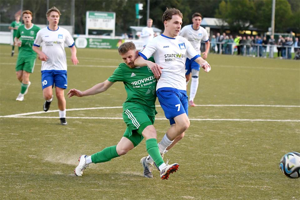 Unsanft gestoppt: Fynn Borremans (rechts) bremst den Raesfelder Yannis Brömmel aus – am Ende gelang es Westfalia Gemen, nach 0:2- und 1:3-Rückstand noch einen Punkt zu retten.