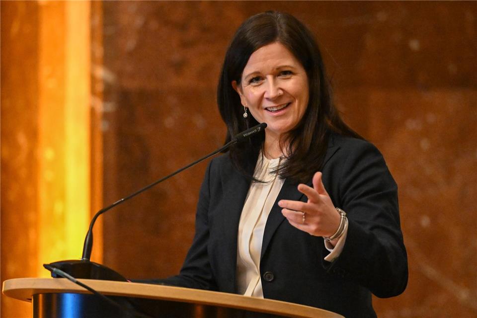 „Unser Anspruch ist es, Pflegekindern sichere und stabile Lebensorte zu bieten und Pflegefamilien nachhaltig zu unterstützen“, sagt Senatorin Günther-Wünsch. (Archivbild)Soeren Stache/dpa