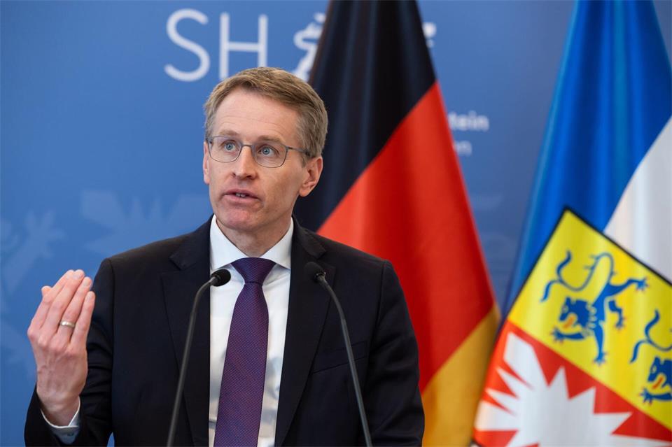„Unsere Häfen sind von zentraler Bedeutung für Wertschöpfung und Handel“, betonte Ministerpräsident Daniel Günther. (Archivbild)Ulrich Perrey/dpa