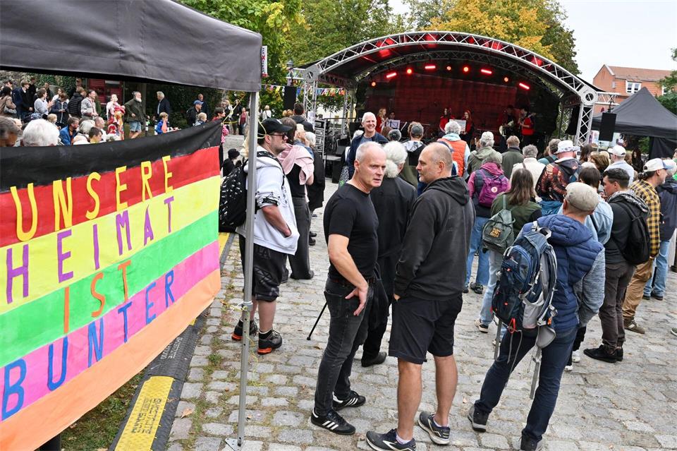 „Unsere Heimat ist bunt“: Bei einem Fest gegen Rechts protestierten Menschen gegen die AfD. Patrick Pleul/dpa