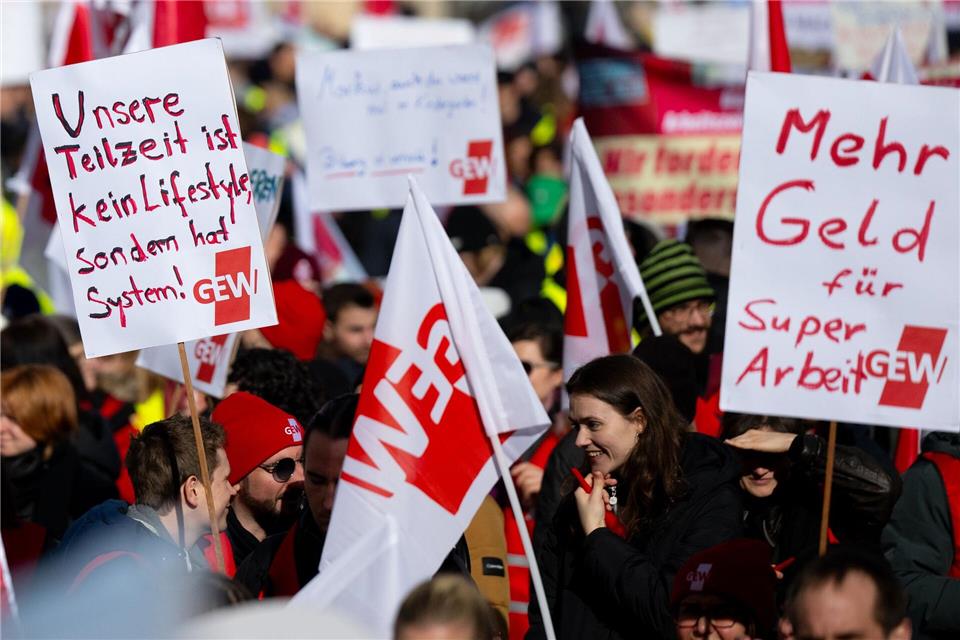 „Unsere Teilzeit ist kein Lifestyle, sondern hat System!“, steht auf einem Schild bei dem Warnstreik in München.Sven Hoppe/dpa