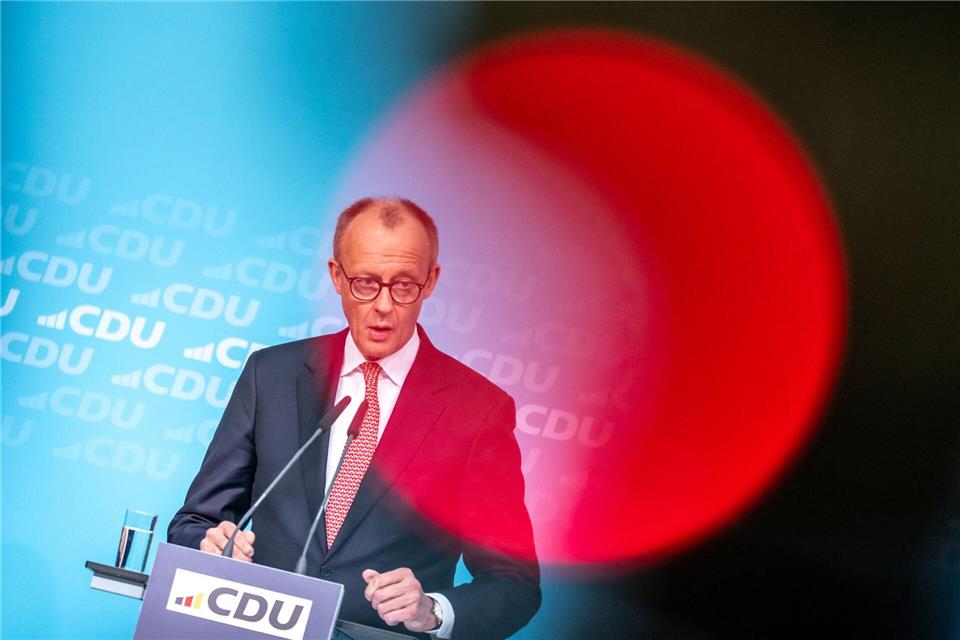 „Unsere Wirtschaft ist noch nicht wieder ausreichend in Schwung“, sagt Friedrich Merz. Michael Kappeler/dpa