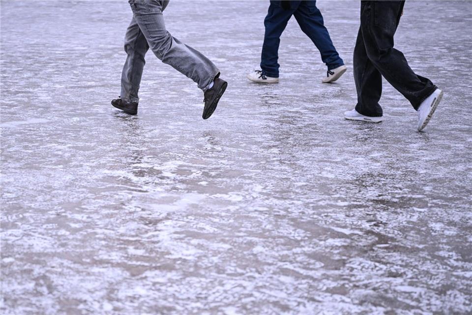 Unsichere Schritte, auch in Richtung Zukunft: Viele Jugendliche blicken pessimistisch in die Welt. (Symbolbild)Britta Pedersen/dpa