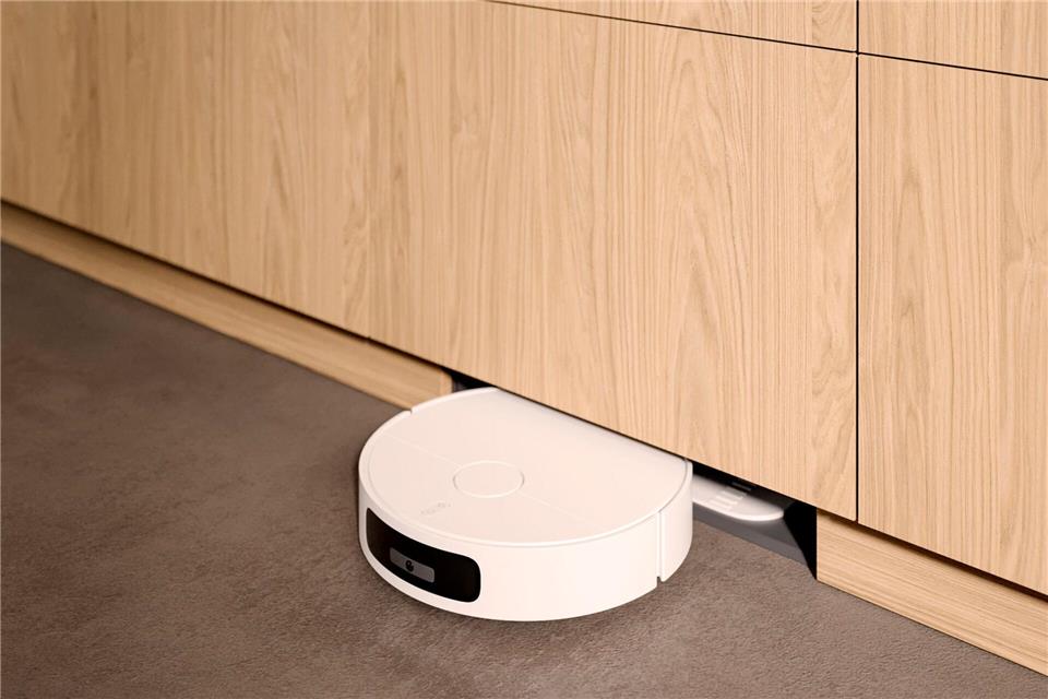 Unsichtbar: Durch die Aussparung an der Sockelleiste gelangt der Putzroboter zu seiner Ladestation.Leicht Küchen/dpa-tmn