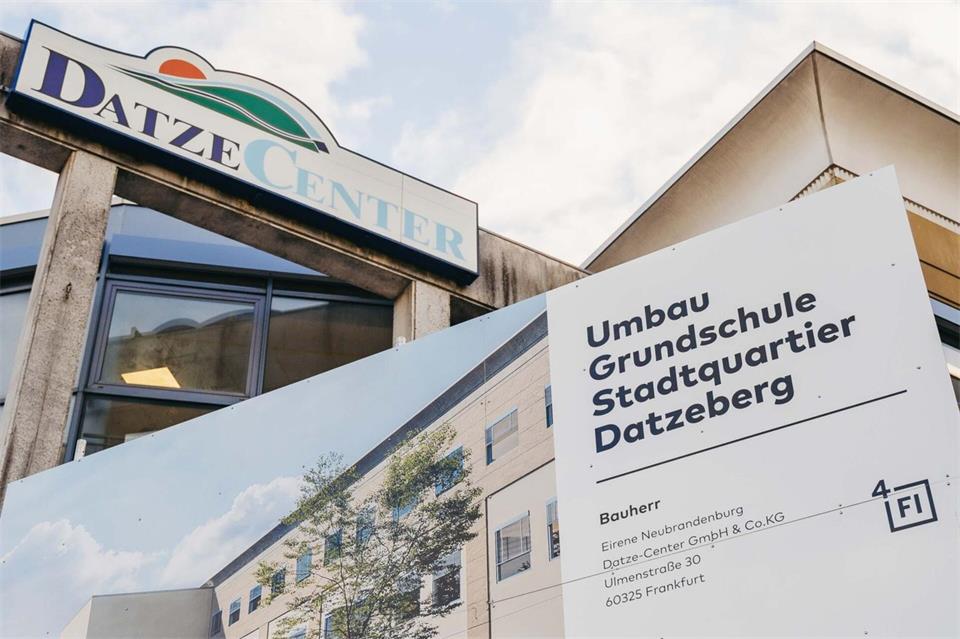 Unten Shopping, oben Schule – so sieht der Beitrag Neubrandenburgs gegen Leerstand aus. Jakob Regin/dpa