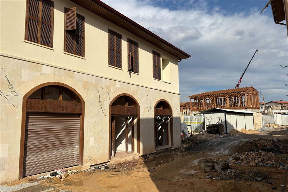 Unten Stein, oben Holz - die Häuser werden teils in historischem Stil wieder aufgebaut.Mirjam Schmitt/dpa