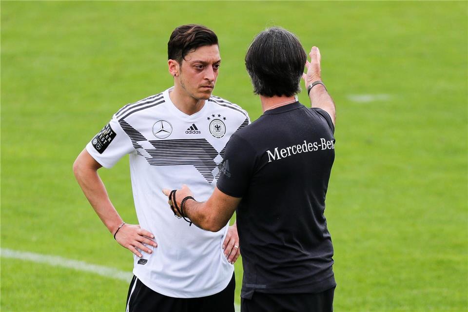 Unter Bundestrainer Joachim Löw gab Mesut Özil 2009 sein Debüt in der Nationalmannschaft. (Archivbild)Christian Charisius/dpa