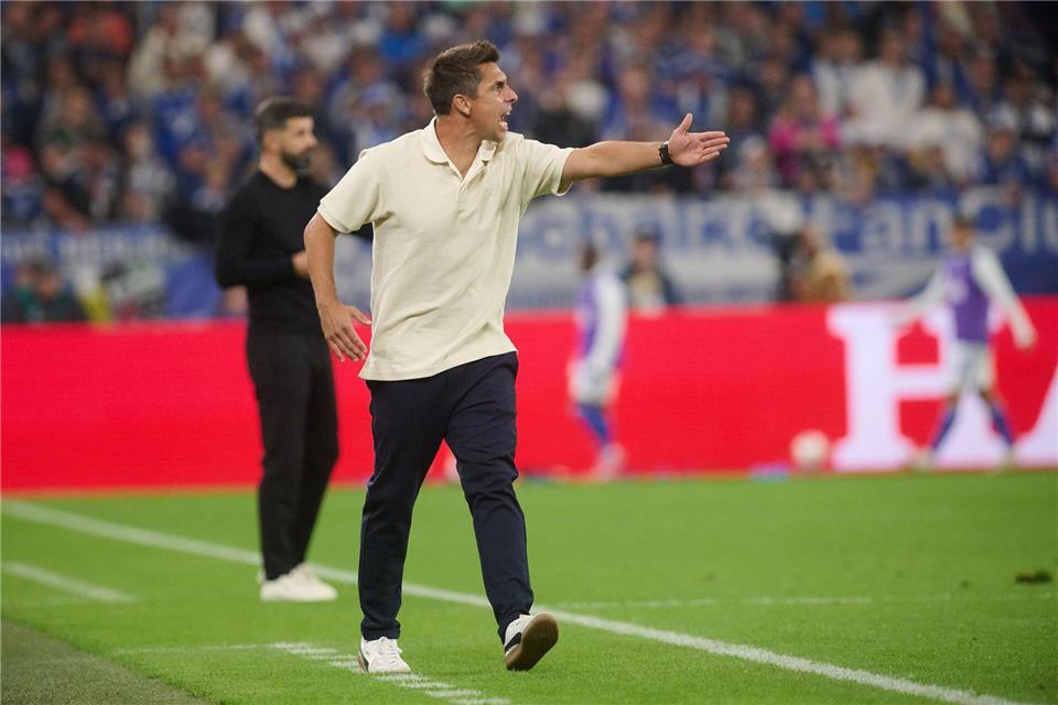 Unter Druck: Holstein Kiels Trainer Marcel Rapp beim Hinspiel gegen Schalke 04.Bernd Thissen/dpa