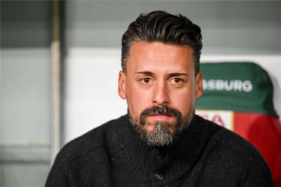 FCA-Coach Wagner sieht „rauen Wind“ als Chance zum Reifen  Unter Druck nach zwei Niederlagen in der Heimspiel-Woche: Sandro Wagner. Harry Langer/dpa