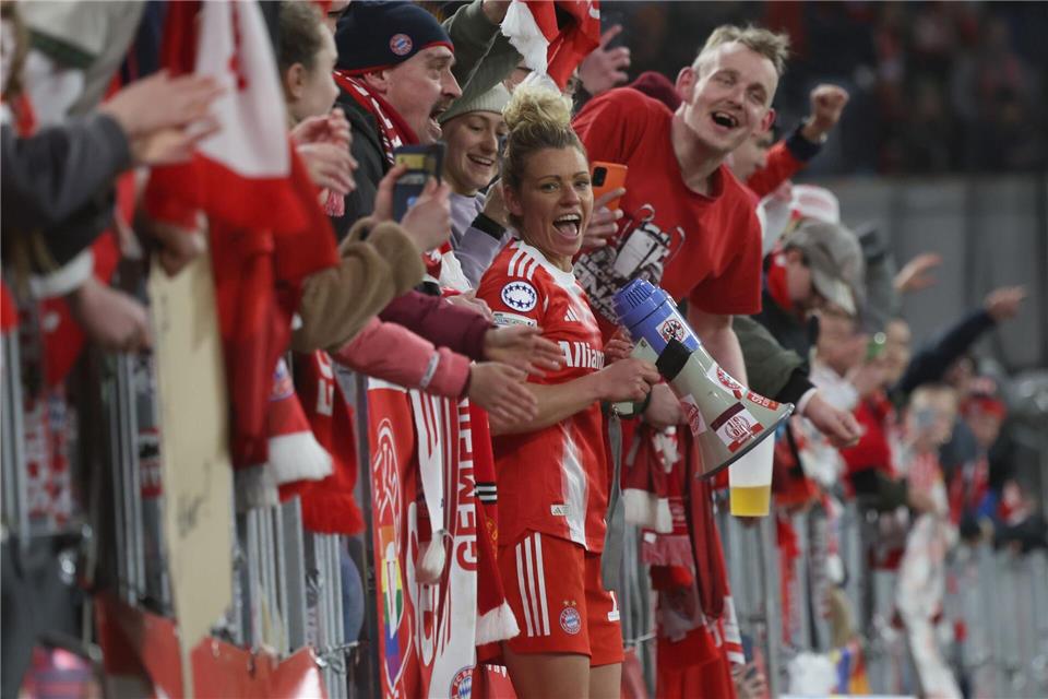 Unter Fans: Linda Dallmann bei den Anhängern des FC Bayern.Karl-Josef Hildenbrand/dpa