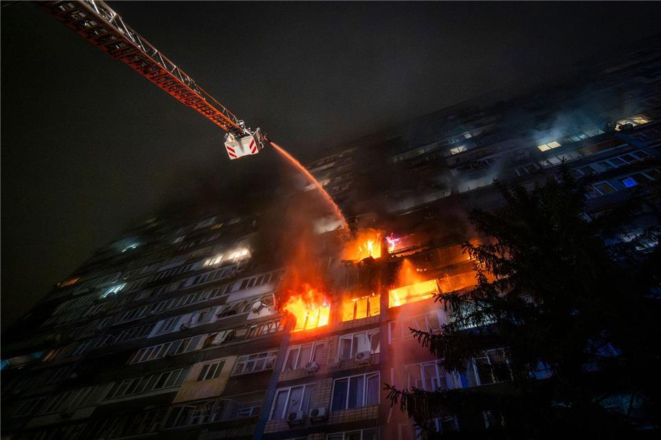 Bilder des Tages Unter Feuer: Ukrainische Einsatzkräfte arbeiten in Kiew daran, einen Brand nach einem russischen Angriff zu löschen.(AP Photo/Dan Bashakov)/AP/dpa