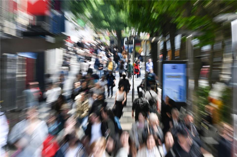 Unter Menschen und doch allein: Einsamkeit betrifft häufig Menschen mit sozialer Unsicherheit oder belastenden Bindungserfahrungen.picture alliance/dpa