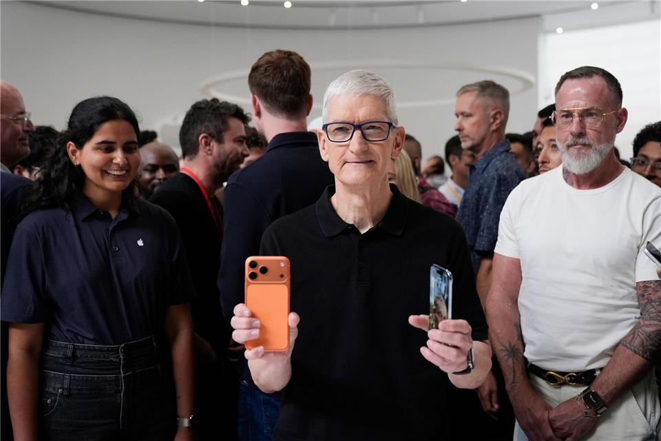 Unter Tim Cook als Konzernchef trieb das iPhone maßgeblich das Apple-Geschäft an. (Archivbild)  Godofredo A. Vásquez/AP/dpa