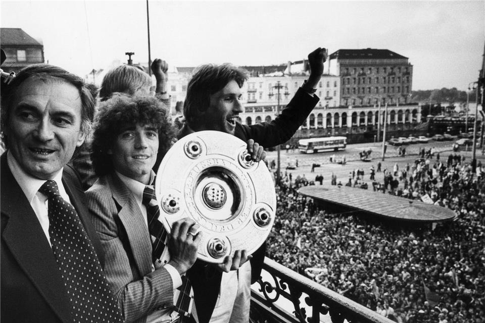 Unter Trainer Branco Zebec (l) feierte Kevin Keegan (2. v l) 1979 mit dem HSV die deutsche Meisterschaft.Werner Baum/dpa