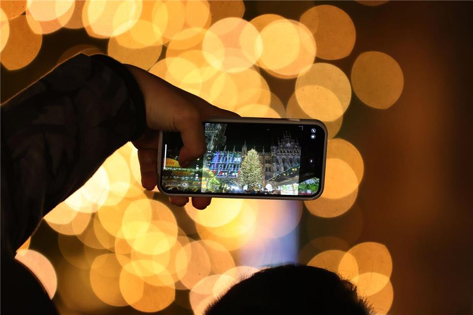 Unter Umständen fühlen sich Menschen von der Handynutzung in der Weihnachtszeit gestört. (Symbolbild)Karl-Josef Hildenbrand/dpa