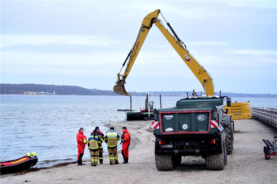 Unter Zuhilfenahme von Baggern soll eine Rinne für den Wal geschaffen werden.Daniel Bockwoldt/dpa