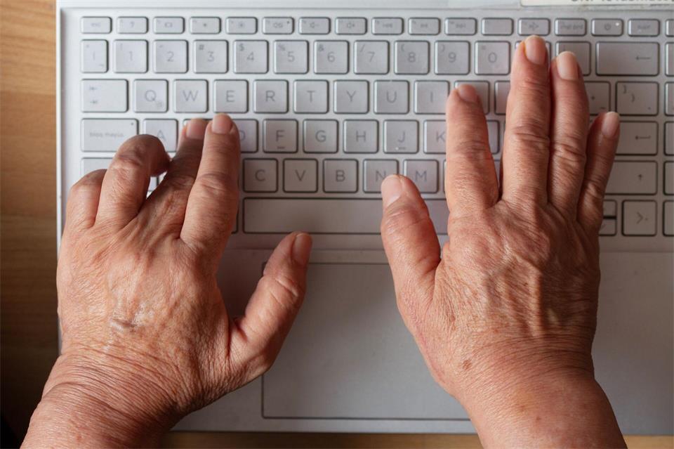 Unter älteren Menschen gab es nach Daten des Statistischen Bundesamtes aus dem vergangenen Jahr besonders viele „Offliner“, die nie im Internet sind. (Symbolbild)Fernando Gutierrez-Juarez/dpa