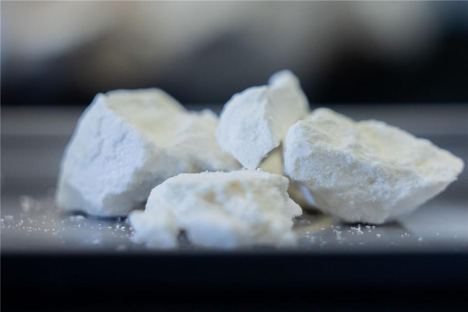 Unter anderem Amphetamin haben Polizisten im Reisekoffer einer Autofahrerin auf der A6 gefunden. (Symbolbild)Rolf Vennenbernd/dpa