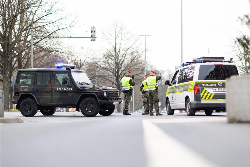 Unter anderem Feldjäger sind in Hannover im Einsatz.Michael Matthey/dpa