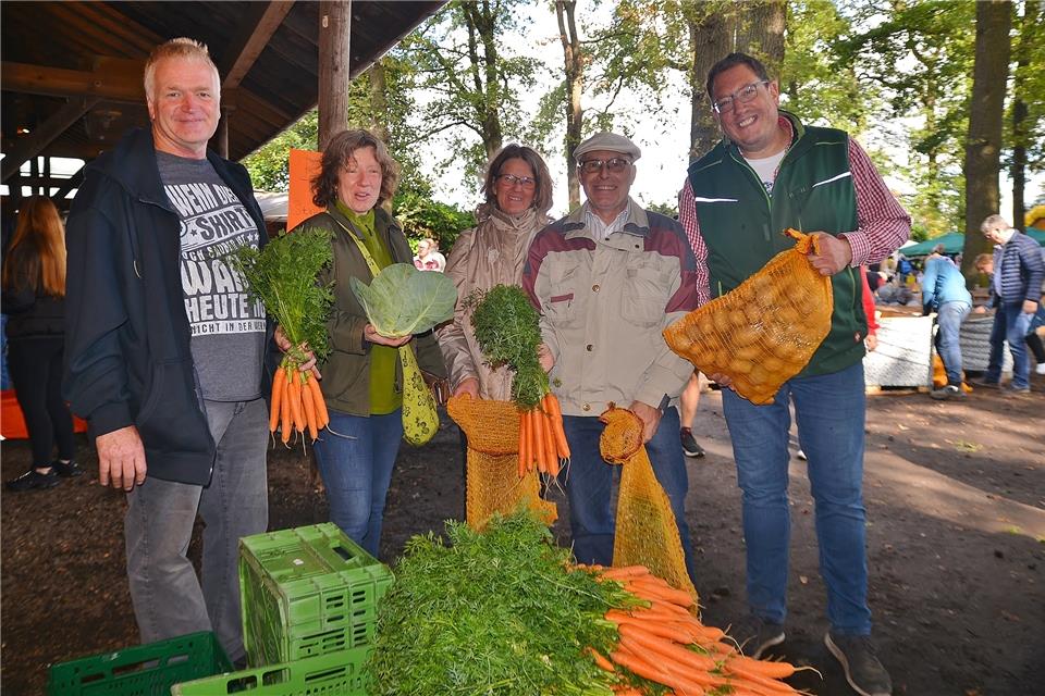 Unter anderem Markus Breil (rechts) und Landwirt Hubert Hungerhoff (2. von rechts) präsentierten die lokalen Produkte.