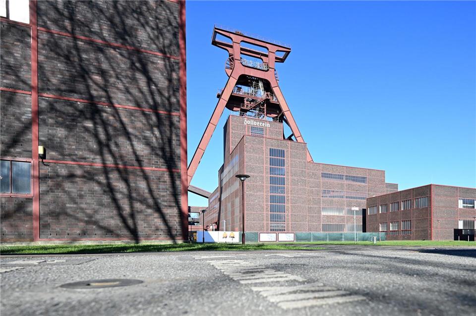 1000 Meter tiefe Zollverein-Schächte verfüllt Unter anderem Schacht XII der ehemaligen Steinkohlezeche Zollverein in Essen ist jetzt mit Beton verfüllt worden. Federico Gambarini/dpa