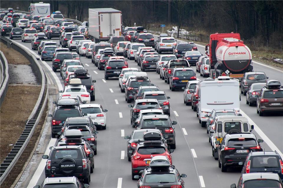 Unter anderem auf der A8 dürfte es am Wochenende wieder voll werden. (Archivbild)picture alliance / Tobias Hase/dpa