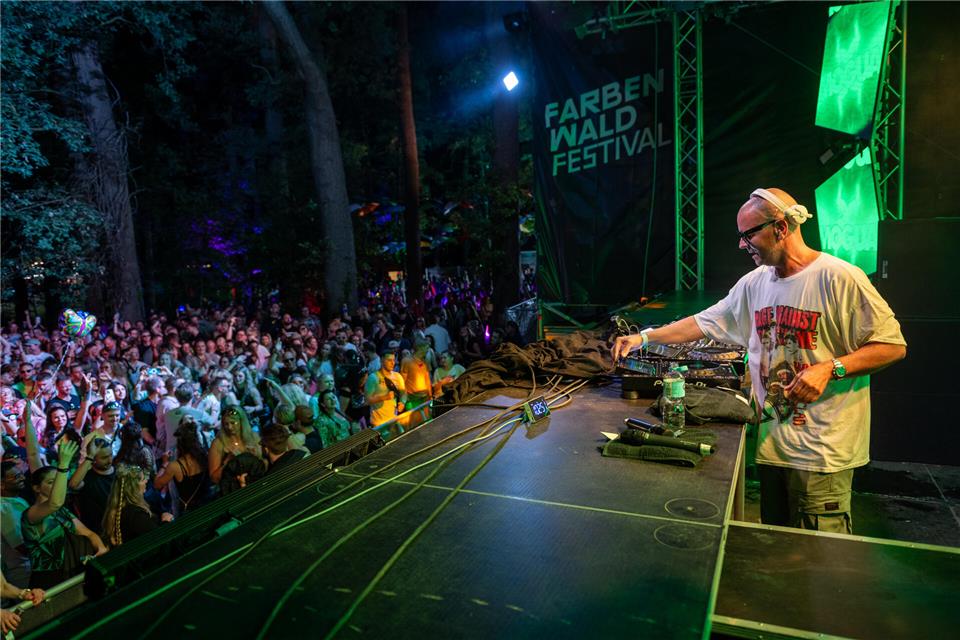 Unter anderem der DJ Moguai trat beim Farbenwald-Festival auf. Im Mai soll es am Forellenhof wieder ein Elektro-Festival geben. Dann aber unter dem Namen „Tanz ins Glück“.