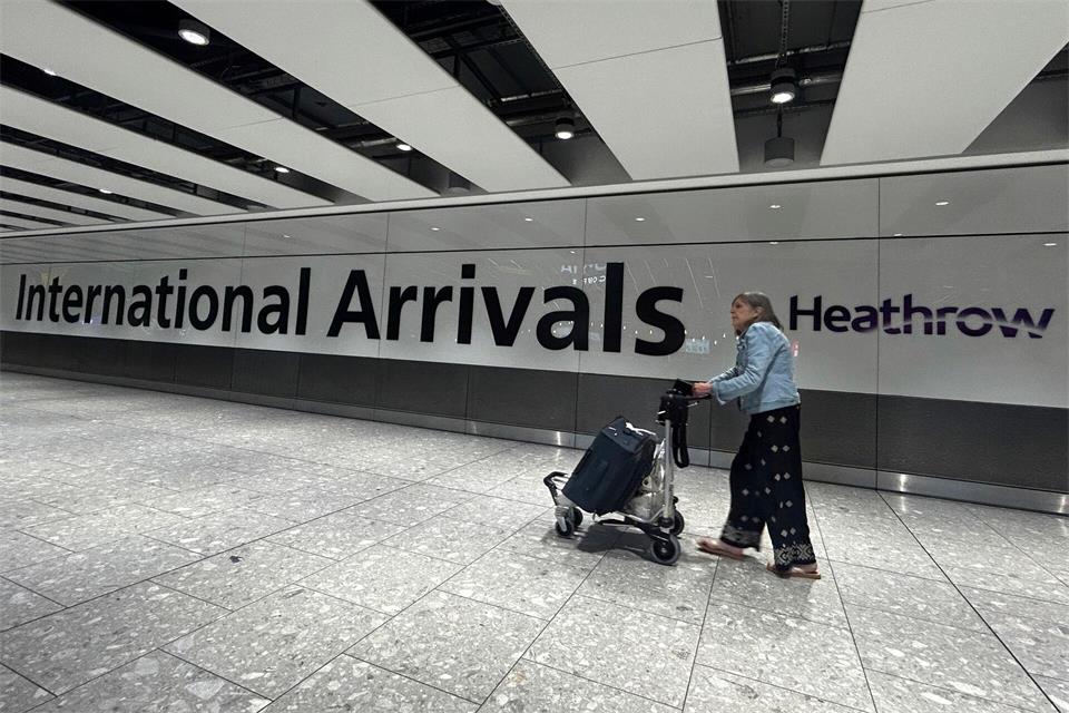 Unter anderem der Londoner Flughafen Heathrow war von einer Störung bei der Flugsicherung betroffen. (Archiv)Kirsty Wigglesworth/AP/dpa