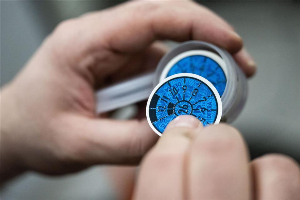 Unter anderem die Farbe der Prüfplakette gibt an, wann die nächste HU fällig ist: Nach Orange für 2025 folgen Blau, Gelb, Braun, Rosa und Grün.picture alliance/dpa