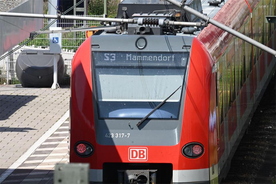 Unter anderem die Linie S3 fuhr bis in den Nachmittag nicht wie geplant. (Archivbild)Florian Diettrich/dpa