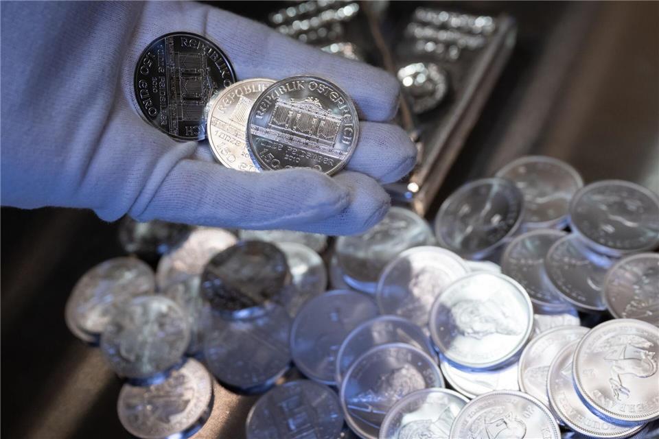 Unter anderem dient Silber als Investment. (Archivbild)Sven Hoppe/dpa