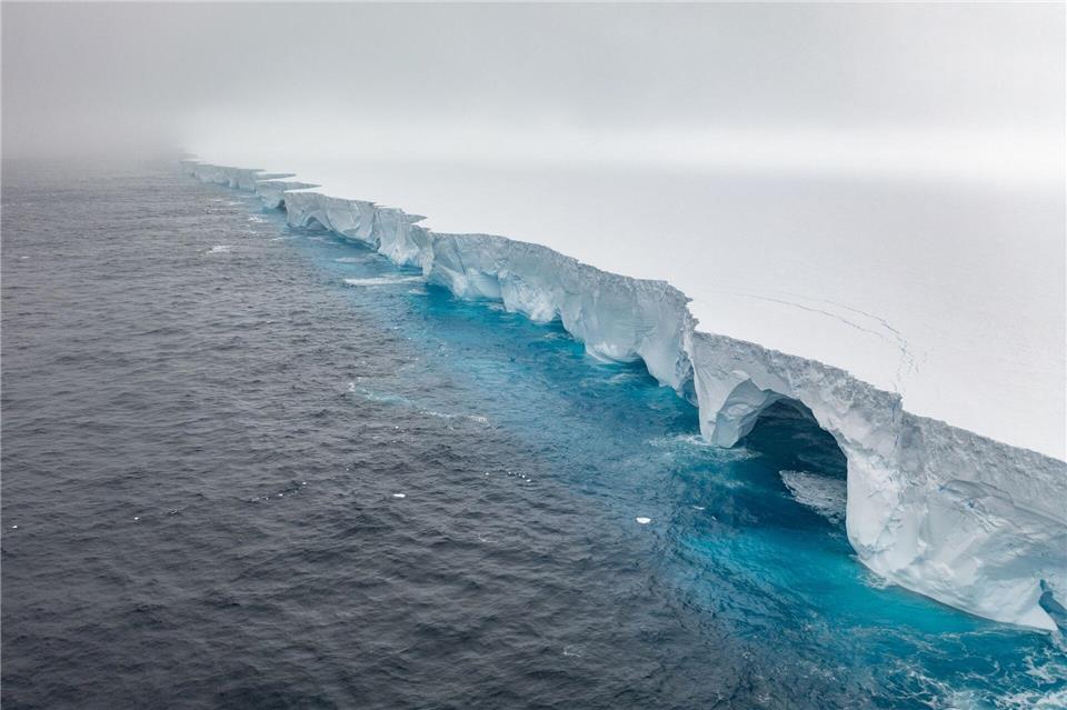 Unter anderem durch Schmelzwasser entstanden höhlenartige Vertiefungen im Eis.Ian Strachan/Eyos Expeditions/dpa