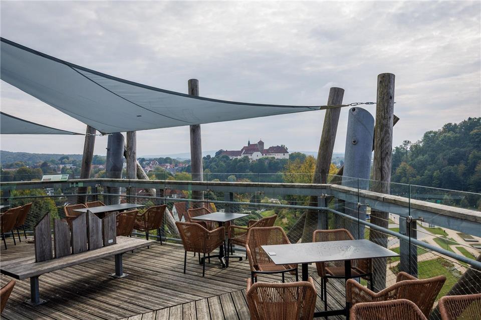 Baumwipfelpfad als Kostenfalle - Kritik an Attraktion Unter anderem eine Bar soll den Baumwipfelpfad rentabel machen.Friso Gentsch/dpa