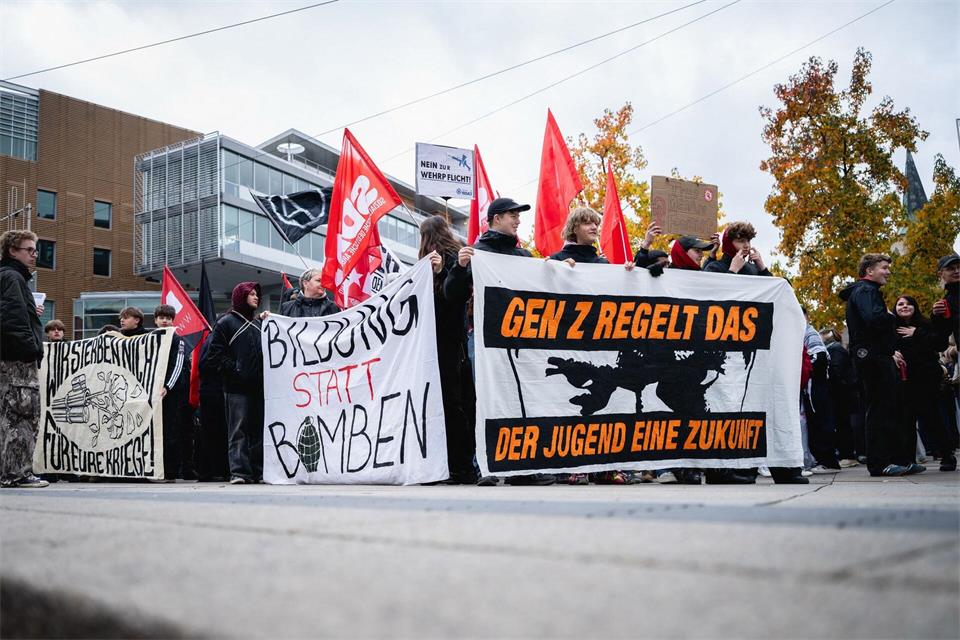 Unter anderem ging es gegen eine Wehrpflicht.Jacob Schröter/dpa